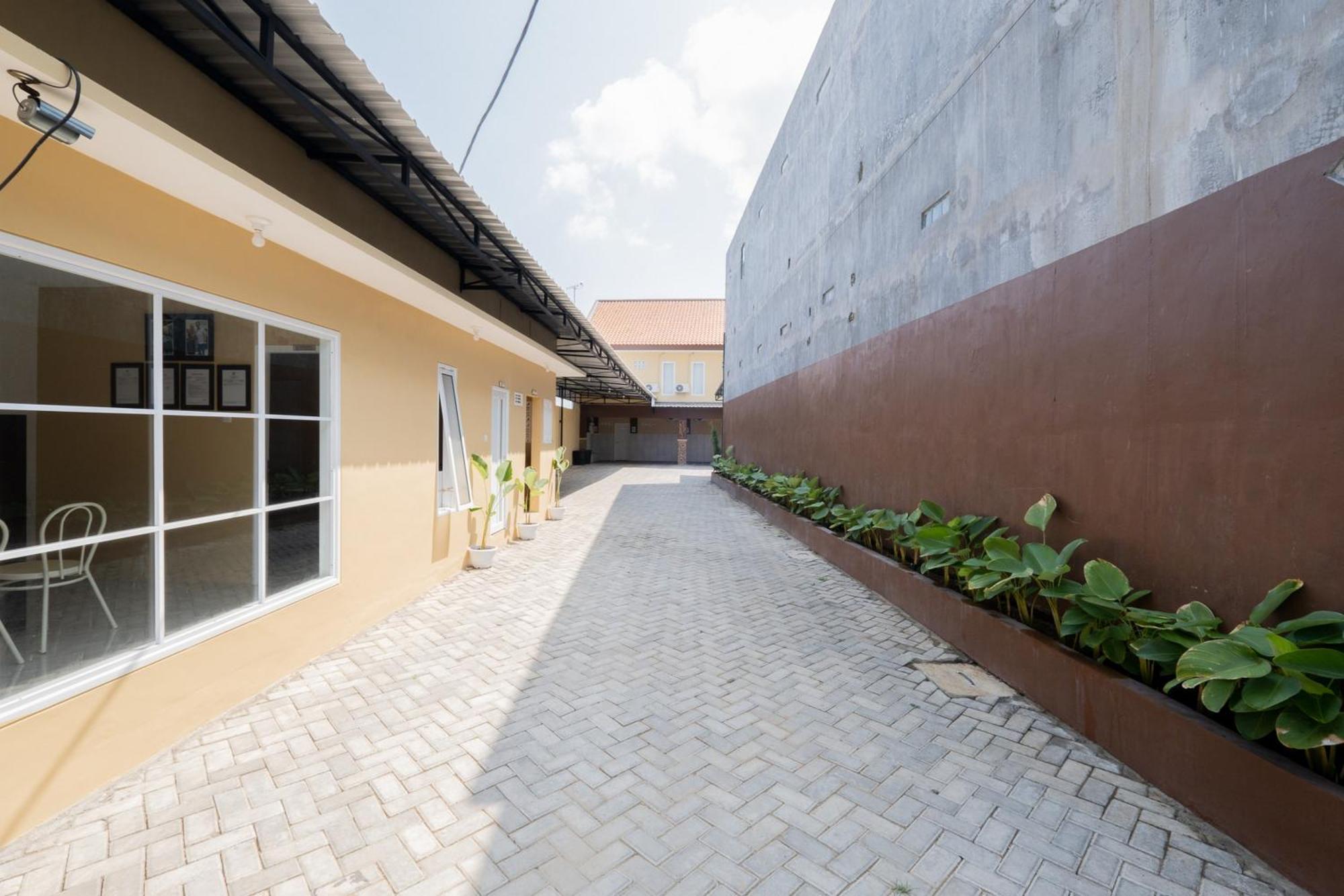 Reddoorz Syariah Near Rsud Dr Iskak Tulungagung Kedungwaru Exterior foto
